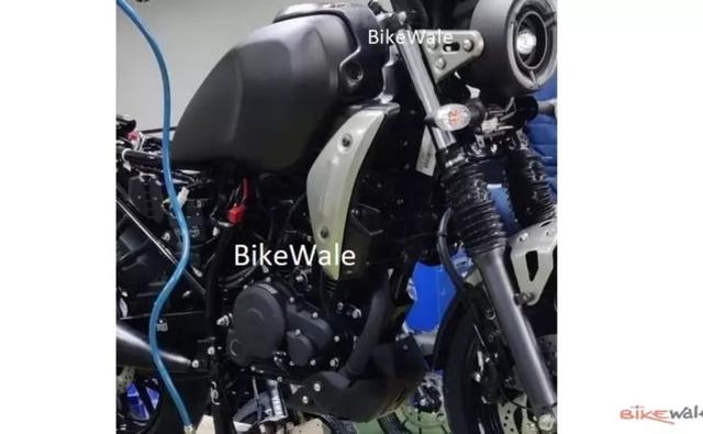 नई जासूसी तस्वीर में बाइक एक रेट्रो गोल हेडलैम्प, बदली हुई डिज़ाइन और डुअल-पर्पज़ टायर्स के साथ दिखी है जो इस बात का इशारा करता है कि यह उत्पादन के लिए तैयार है.