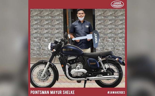 Keeping good on its promise, Jawa Motorcycles met Railways Pointsman Mayur Shelke and handed over the key to a brand new Jawa Forty Two, in Nebula Blue colour, with golden stripes.