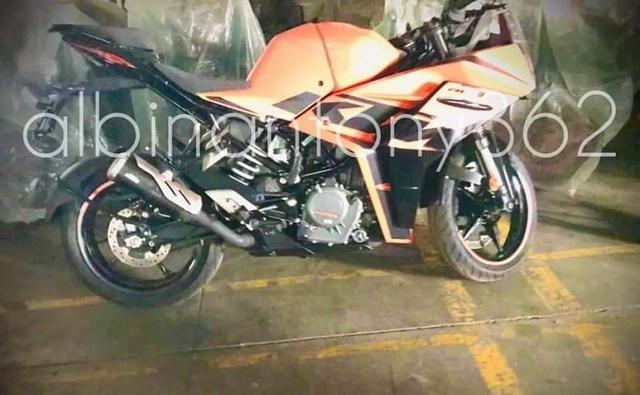 The upcoming KTM RC 390 has been spotted yet again, however, this time around we get to see the fully faired motorcycle without any camouflage. While the photo is not exactly a very clear image, however, we do get to see a lot of new elements that the new RC 390 is set to get.