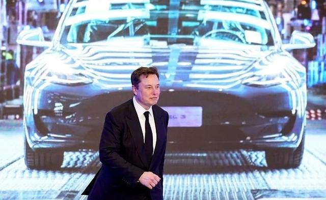 Elon Musk sold another 934,091 shares of the electric vehicle maker worth $1.05 billion after exercising options to buy 2.15 million shares.