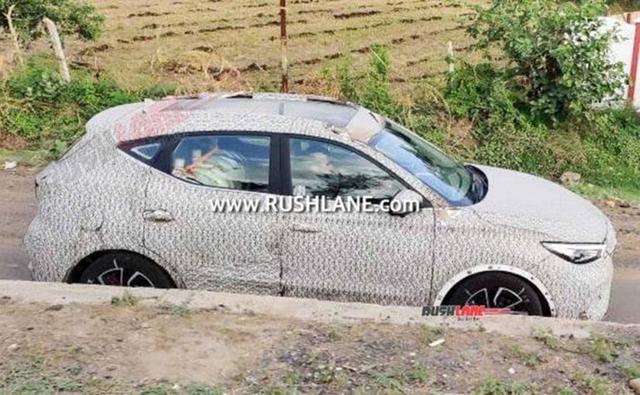 The petrol version of the MG ZS SUV is expected to be launched this year, and a new set of spy photos have now surfaced online. This time around, however, we get to see the SUV's panoramic sunroof as well.