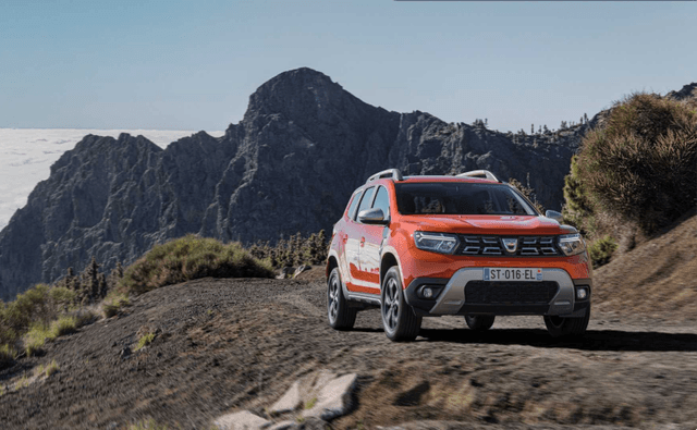 The 2022 Dacia Duster facelift gets visual tweaks with the new LED DRLs and a subtly revised grille, along with new aerodynamically efficient alloy wheels and a new 6-speed DCT automatic gearbox.