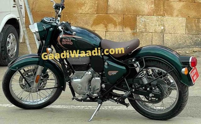 The Royal Enfield Classic 350 has been spotted testing again, and this time around we get to see a couple of production-ready models with all the badging and decals intact.