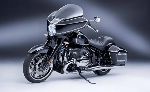 The BMW R 18 B is the new "Bagger" model in the BMW R 18, featuring standard hard-case panniers, radar-powered cruise control and a big fairing with a TFT screen.