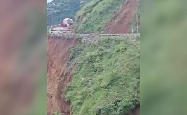 A 100-metre long stretch of road on NH-707 collapsed due to a major landslide, which has occurred in the Sirmaur district of Himachal Pradesh. No loss of life had been reported but the highway has been blocked temporarily.