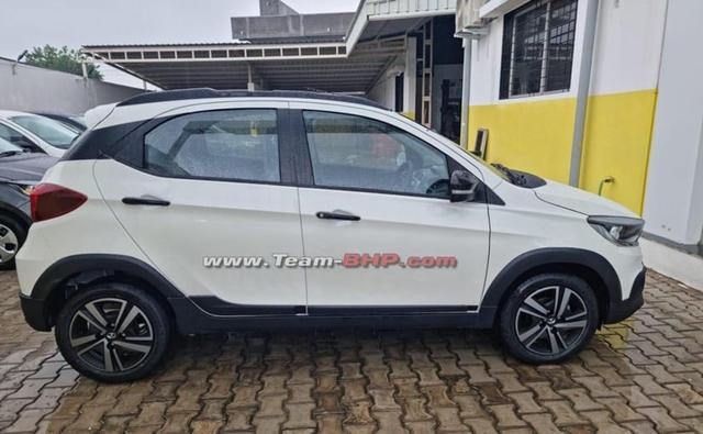 ताज़ा फोटो में नई कार बिना किसी स्टिकर के दिखाई दी है जिससे टिआगो NRG फेसलिफ्ट में किए गए बदलावों की तमाम जानकारी सामने आ गई है. पढ़ें पूरी खबर...