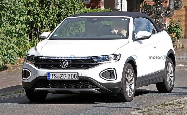 New spy photos of the 2022 Volkswagen T-Roc Cabriolet have surfaced online, and this time around, we get to see the SUV without any camouflage.