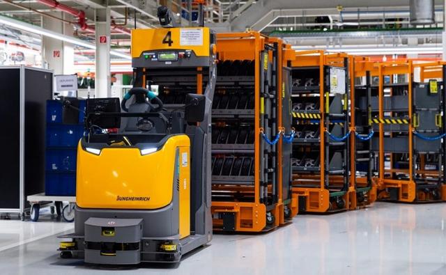 During their journey of more than 1,000 metres, the driverless transport vehicles stop at 57 stations in different areas of the production hall, 50 of which are located right next to the production line.