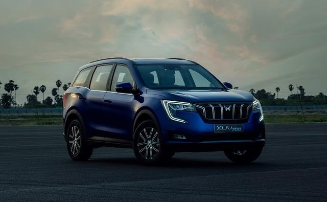 Mahindra has launched a new manual and an automatic with AWD option for the top-spec XUV700 AX7 Luxury Diesel trim. Mahindra XUV700 AX7 Luxury MT is priced at Rs. 19.99 lakh, while the new top-end AX7 Luxury AT AWD trim is priced at Rs. 22.89 lakh.