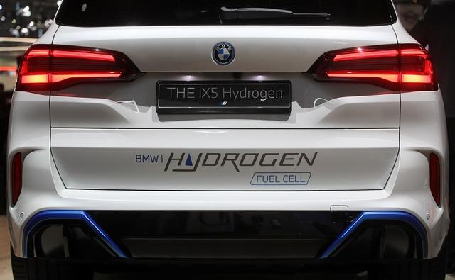 Battery power may be the frontrunner to become the car technology of the future, but don't rule out the underdog hydrogen. That's the view of some major automakers, including BMW and Audi, which are developing hydrogen fuel-cell passenger vehicle prototypes alongside their fleets of battery cars as part of preparations to abandon fossil fuels.
