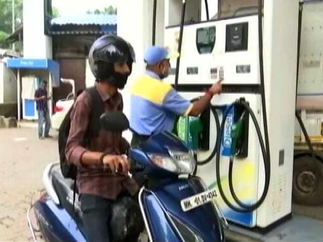 पेट्रोल-डीज़ल की कीमतें लगातार बढ़ रही हैं और रिकॉर्ड स्तर पर पहुंच चुकी हैं. मुंबई में पेट्रोल के दाम रु 115.85/ लीटर पर पहुंच गए हैं. पढ़ें पूरी खबर...