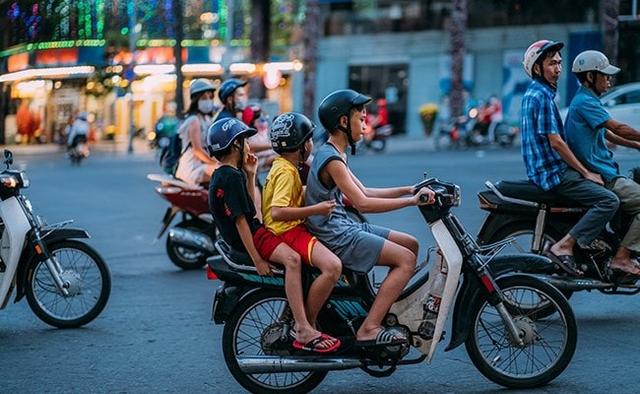 Safety Harness, Crash Helmet Mandatory For Children Below 4 Years On A Two-Wheeler, Says MoRTH