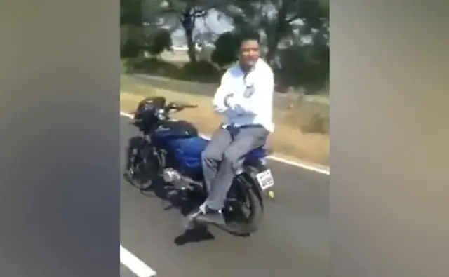 Mahindra Group Chairman, Anand Mahindra, who found the video amusing, also called out the reckless rider for not wearing a helmet. The stunt pulled by this motorcyclist is grossly dangerous and no one should ever do this on public roads.