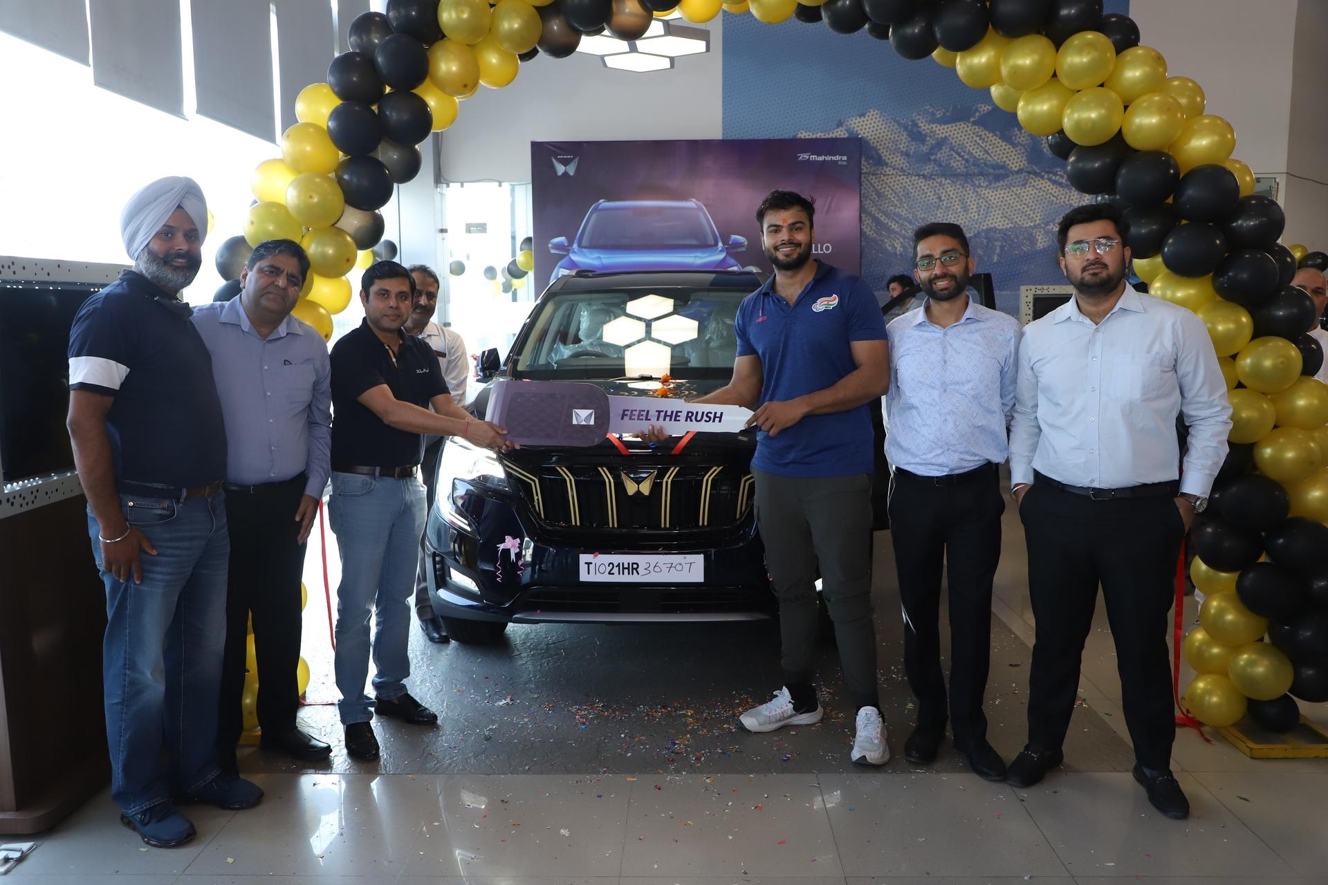 Paralympian Sumit Antil Takes Delivery Of The Mahindra XUV700 Javelin Gold Edition banner