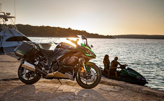 The 2022 Kawasaki Ninja 1000SX arrives in two colour options - Emerald Blazed Green and Metallic Matte Graphenesteel Gray, which remains the big change over the older version.