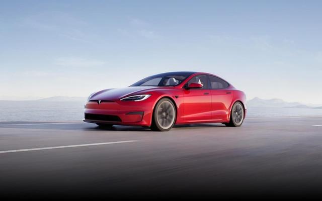 Tesla is recalling nearly 500,000 electric vehicles because of problems with the trunk that increase crash risk, according to a US auto safety regulator.