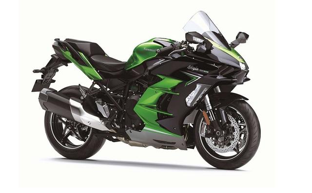 The 2022 Kawasaki H2 SX SE comes with a range of updates including Advanced Rider Assistance Systems (ARAS), refreshed styling, wider seats and a new TFT display.