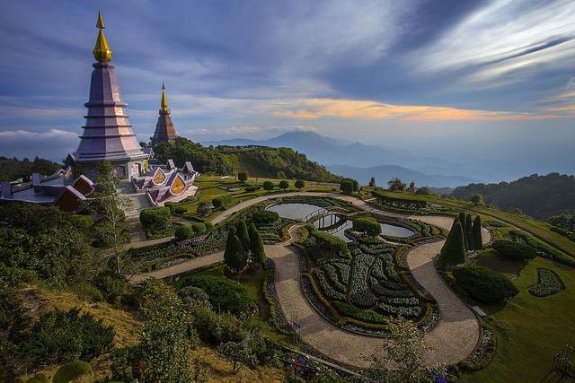 Most tourists visit Thailand for its beaches and temples but only a few people know that Thailand has beautiful mountains and offers some of the best motorcycle journeys.