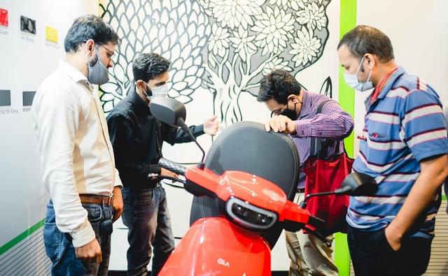Customers in over 1000 cities and towns will be able to test ride the Ola S1 electric scooter. However, the test rides will be initially open only for those who have purchased or reserved the Ola S1 and S1 Pro scooters.