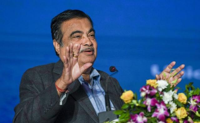 Union Minister Nitin Gadkari wants to bring a law under which a person sending a photograph of a wrongly parked vehicle will get Rs. 500 if the total fine works out to be Rs. 1,000.