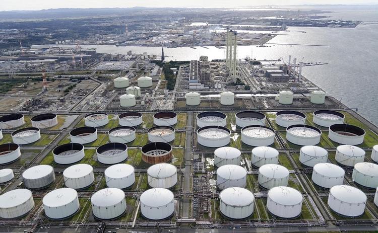 Oil Settles Higher Despite Omicron Concerns