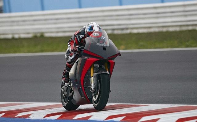 The new Ducati V21L electric race bike will power the grid in the MotoE World Cup starting in 2023 and will replace the Energica Ego Corsa race bikes currently seen on the grid.