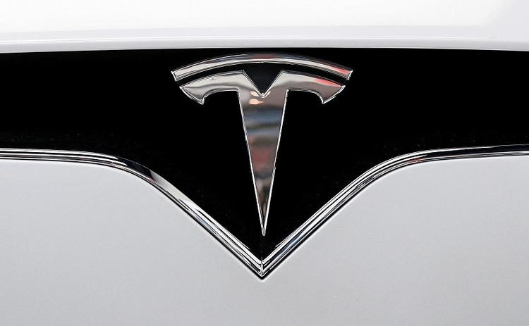 Odd Steering Wheel And Controls Trip Up Tesla, Rivals -Consumer Reports