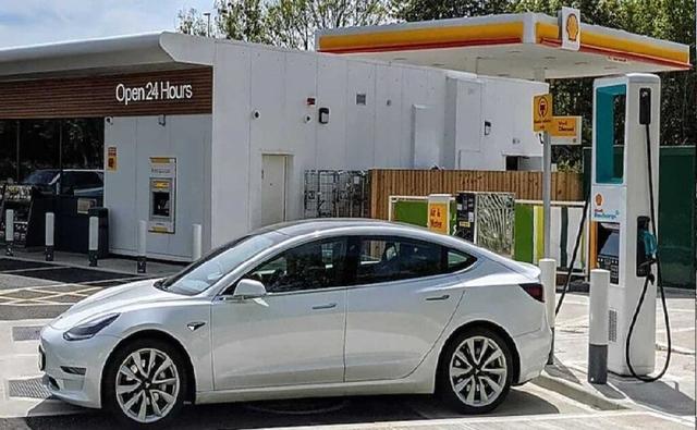 Shell has set up an electric vehicle charging hub that features ten 175 kW DC fast-charging stations, built by Australian manufacturer Tritium.