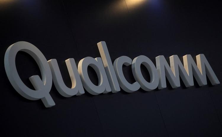Qualcomm Corp announced deals to supply chips to automakers Volvo Group, Honda Motor Co Ltd and Renault SA, accelerating its push to partner with legacy automotive firms digitizing their product lines.