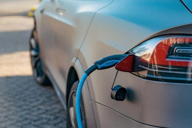 Charging your electric vehicle on a public charging station doesnt have to be mind-boggling. Read on to understand how to find a public EV station and things to consider!