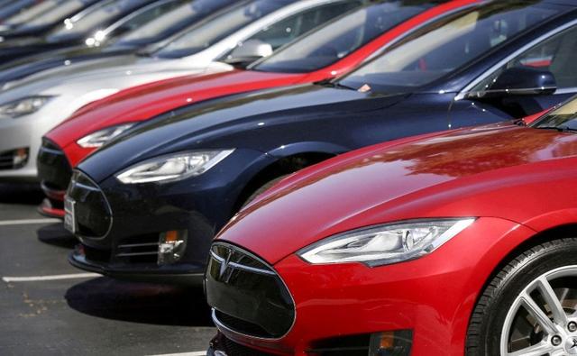 Tesla Software Updates Allow Quick Fixes - And Taking Risks: Analysis