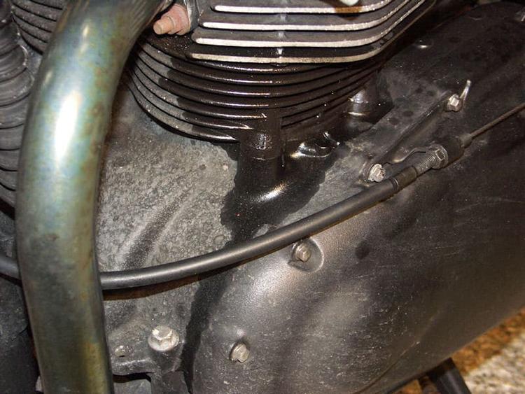 Stopping an oil leak on a motorcycle is a very useful skill, and there are methods you can use to detect the leak and act accordingly. This will help you save a trip to the mechanic.