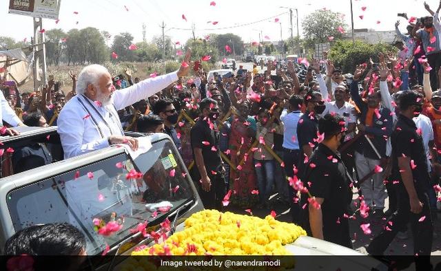 गुजरात में 'थार' पर सवारी करने के लिए आनंद महिंद्रा ने प्रधानमंत्री मोदी को दिया धन्यवाद