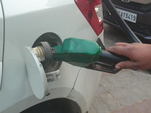 केंद्र के एक्साइज़ ड्यूटी घटाने के बाद महाराष्ट्र ने भी पेट्रोल-डीजल पर वैट में कटौती की