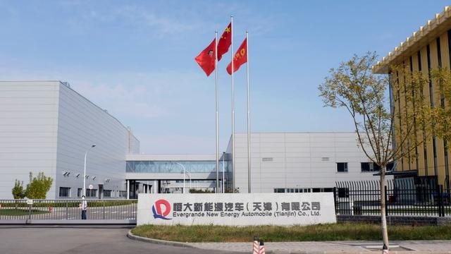 China Evergrande New Energy Vehicle Group Ltd will issue about 900 million shares at HK$3 apiece through a top-up placement to controlling shareholder Evergrande Health Industry Holdings Ltd, after striking a similar deal with it last week.