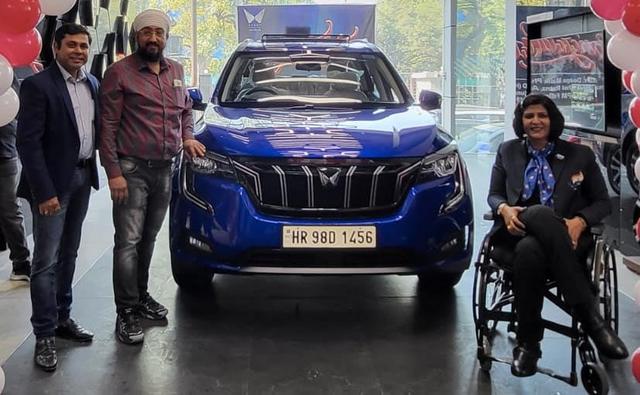 पैरालंपिक खिलाड़ी दीपा मलिक को सौंपा गया, महिंद्रा XUV700 का स्पेशल एडिशन जो एक कस्टम-निर्मित सीट के साथ आता है जो विकलांग लोगों के लिए कार में बैठने और निकलने में आसान पहुंच प्रदान करता है