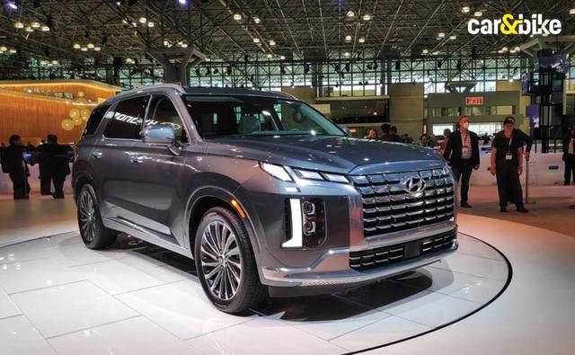 The updated Hyundai Palisade is the 2023 model year SUV, and it comes with a refreshed design, new styling and a host of new and revised features. This is the first mid-cycle facelift for the Palisade which first entered the US market in 2019.