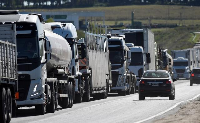 Argentina's truckers and government officials agreed on Thursday to have a virtual meeting in order to reach an agreement to end a protest by truck owners demanding higher freight rates.