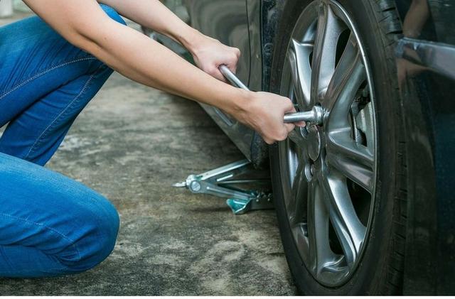 If you drive a vehicle, it is essential to know how to change a tyre, as you can have a flat tyre anywhere, anytime.