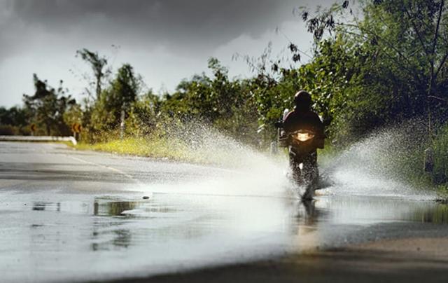 Every bike rider can relate to the troubles faced while maintaining control on slippery roads. Check out these proven tips to avoid crashing your bike on slippery roads!