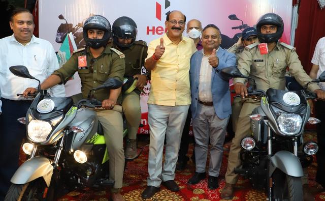 The Hero Glamour motorcycles handed over to the Uttarakhand government forest department have been specially equipped with hooters, flashlights, leg guards, helmet locks and waterproof side bags.