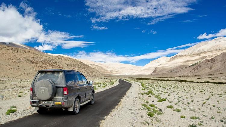 Road trips are often considered the best way to explore, and for those who love driving, such trips make them realize the true potential of their cars. Here, we will be discussing the five best routes in India, to  experience the road trips in their best forms.