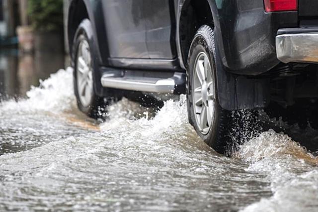 What Would You Do If Your Car Gets Stuck In A Flood-Like Situation?
