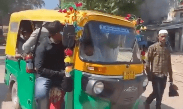 उत्तर प्रदेश पुलिस ने यूपी के फतेहपुर में एक ऑटो-रिक्शा से निकले बच्चों समेत 27 लोगों की गिनती की.
