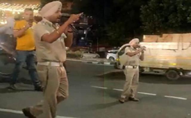 पंजाब पुलिस के नो पार्किंग वायरल वीडियो में एक पुलिस वाले को दलेर मेहंदी का सदाबहार गाना 'बोलो तारा रा रा' गाते हुए देखा जा सकता है.