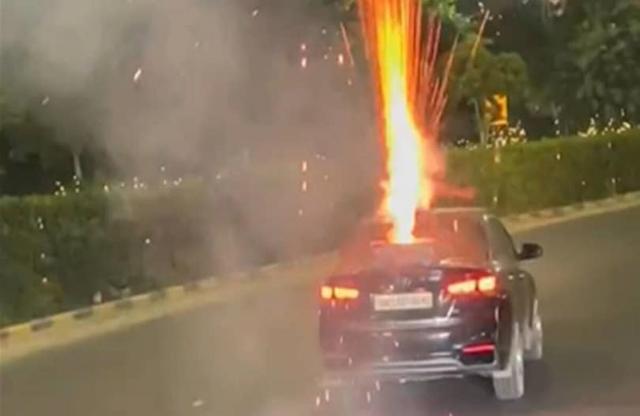 गुरुग्राम पुलिस ने चलती कार के बूट पर रख कर पटाखे फोड़ने वाले वायरल वीडियो का संज्ञान लेते हुए डीएलएफ फेज-3 थाने में मामला दर्ज किया है.