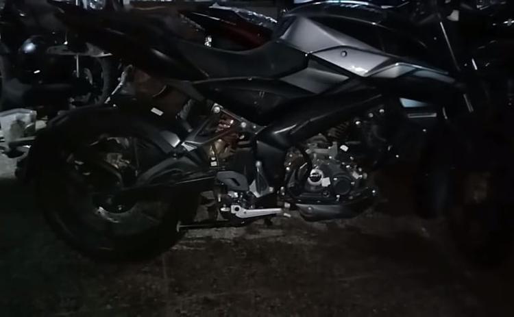A new spy video, revealing the upcoming Bajaj Pulsar NS160 rear disc brake variant, has recently surfaced online. The bike appears to be at a dealership stockyard, which indicates that, the launch is imminent.