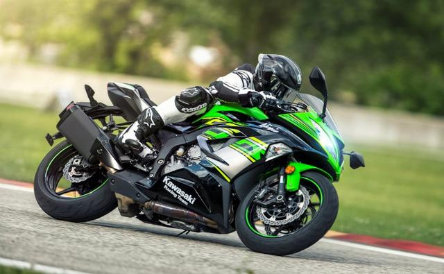 The 2019 model of the Kawasaki ZX-6R has lower emissions than the outgoing model, with a slight dip in power output.