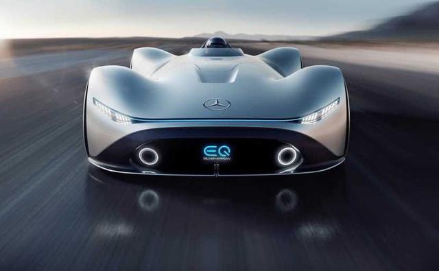 Mercedes-Benz unveiled the EQ Silver Arrow show car at the Monterey Car Week. The one-seater EQ Silver Arrow pays homage to the successful record-breaking W 125 car from 1937. The streamlined silhouette of the 5.3-meter long and one-meter shallow one-seater vehicle looks absolutely gorgeous and futuristic.