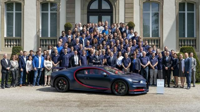 Bugatti is celebrating the production and delivery of the 100th unit of the Chiron. This week, the car left "L'Atelier" at Bugatti's headquarters in Molsheim, goes to a customer from the Arabian Peninsula, who has opted for an especially attractive configuration. The outer skin of the car consists entirely of dark blue carbon, supplied with a matt finish for the first time. The price of this car is about 2.85 million Euros.